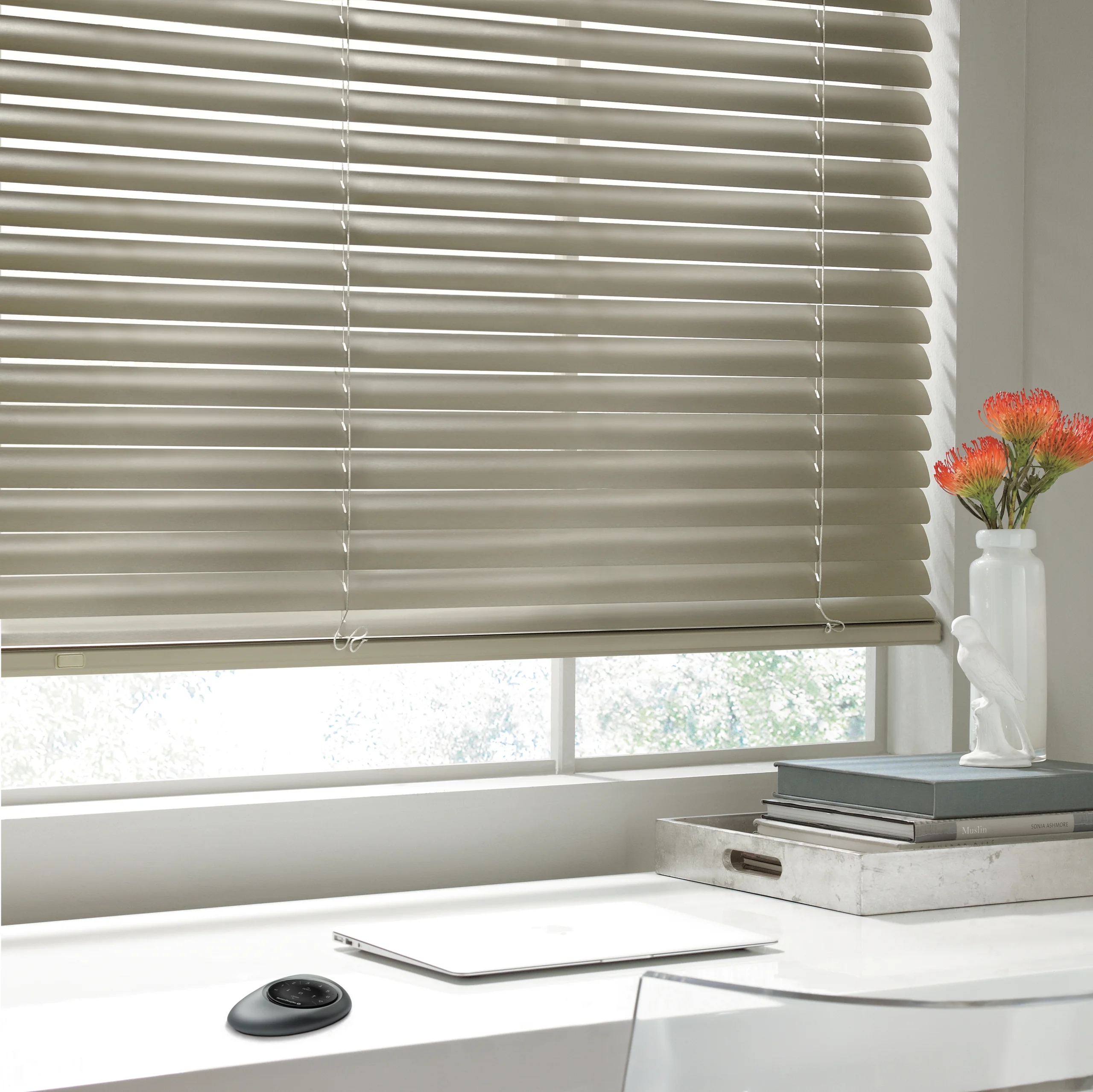 A close view of the headrail and hardware on Hunter Douglas Modern Precious Metals® Aluminum Blinds.